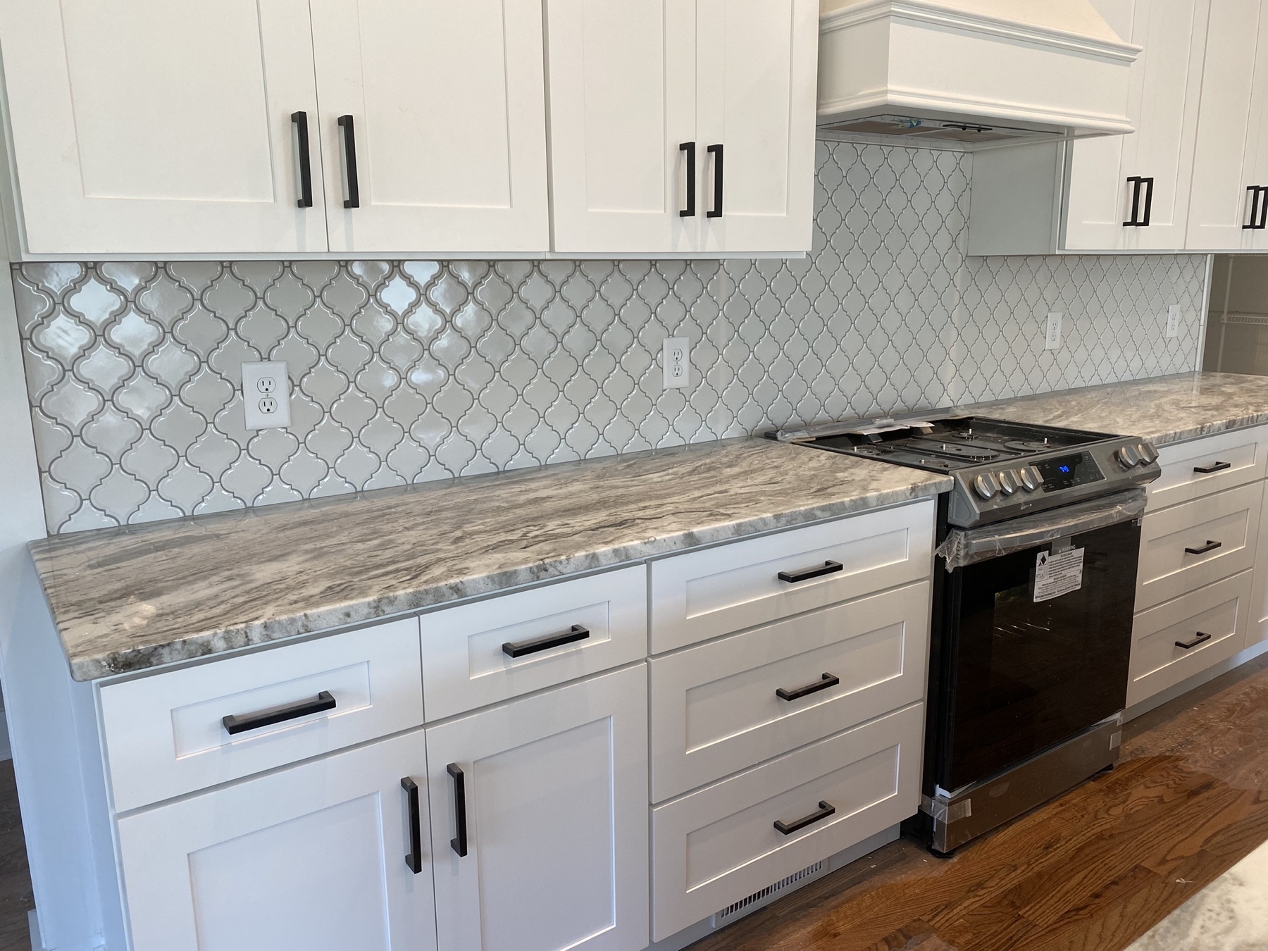 Glossy arabesque tile kitchen backsplash