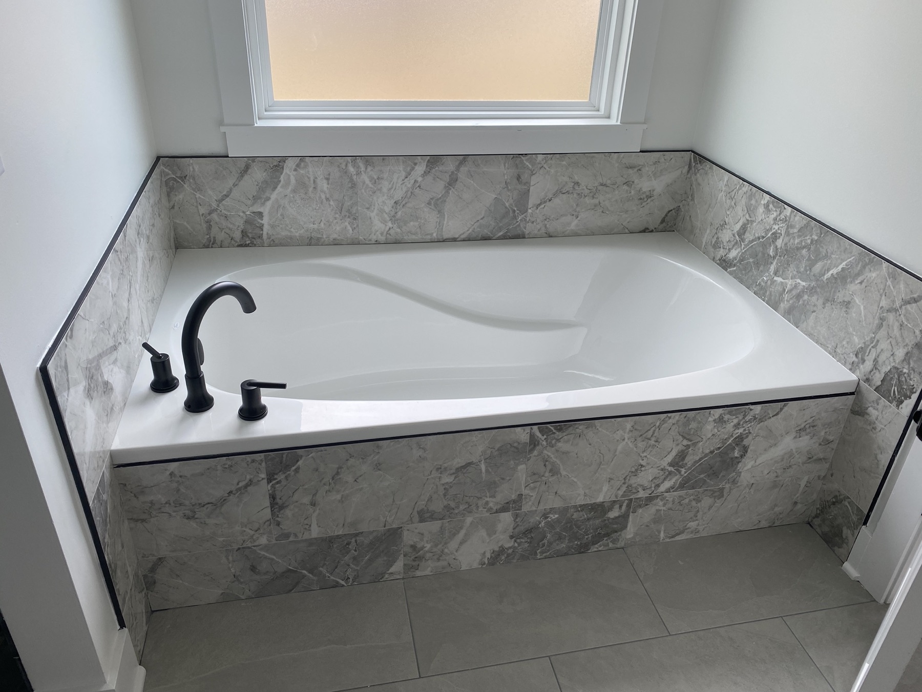Tub surround · marble-look porcelain