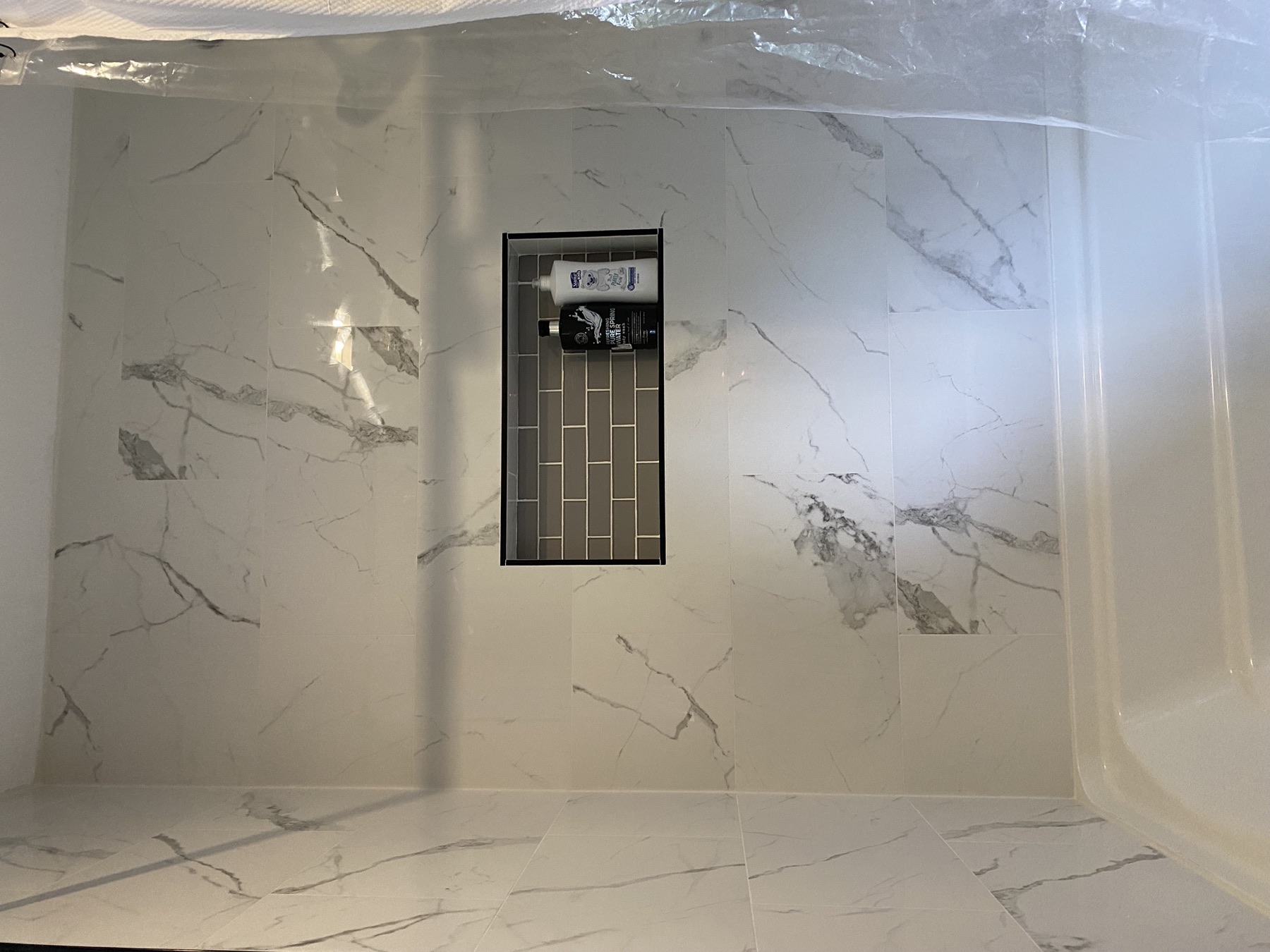 Tub surround · accent niche